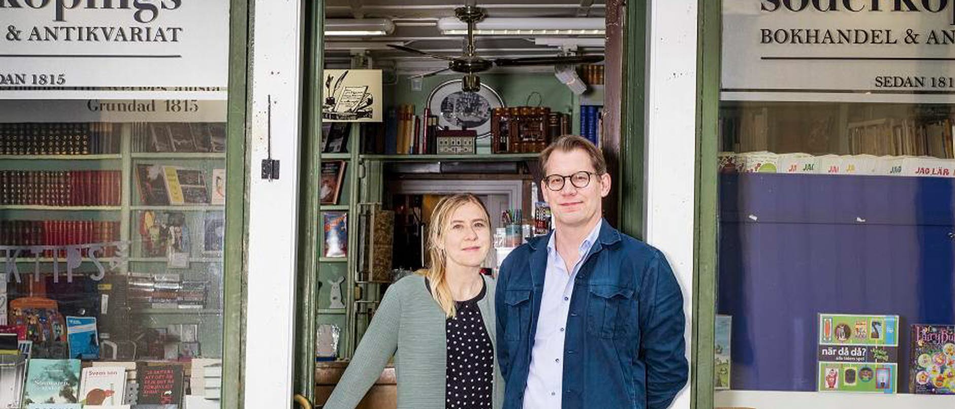 Foto: Bild visar ägarparet i dörröppningen till Söderköpings bokhandel.