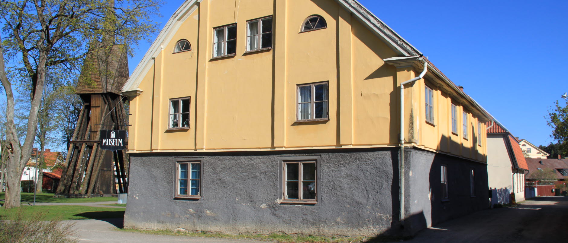 Bild visar en gul husgavel som tillhör Söderköpingsstadsmuseum
