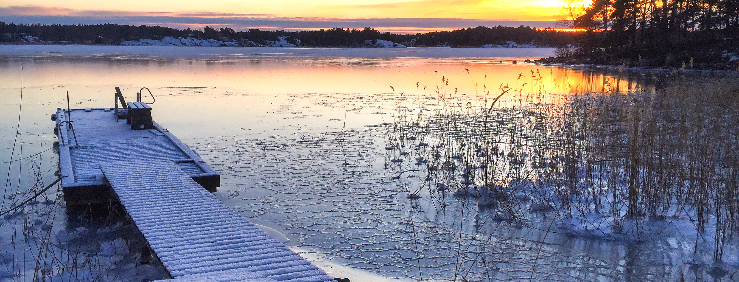 Bild visar en badbrygga i Sankt Anna skärgård i ett vintrigt landskap