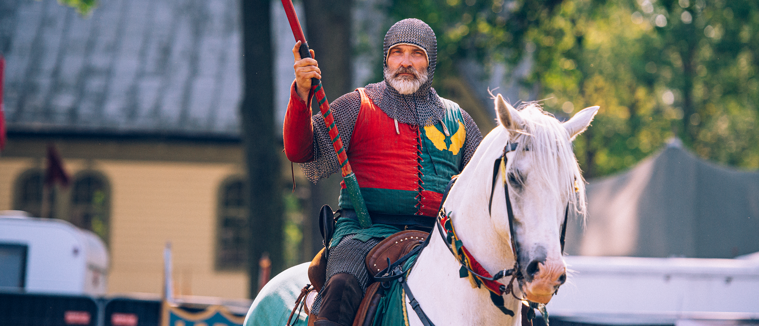 Bild visar en riddare med lans till hästs under Söderköpings Gästabud.