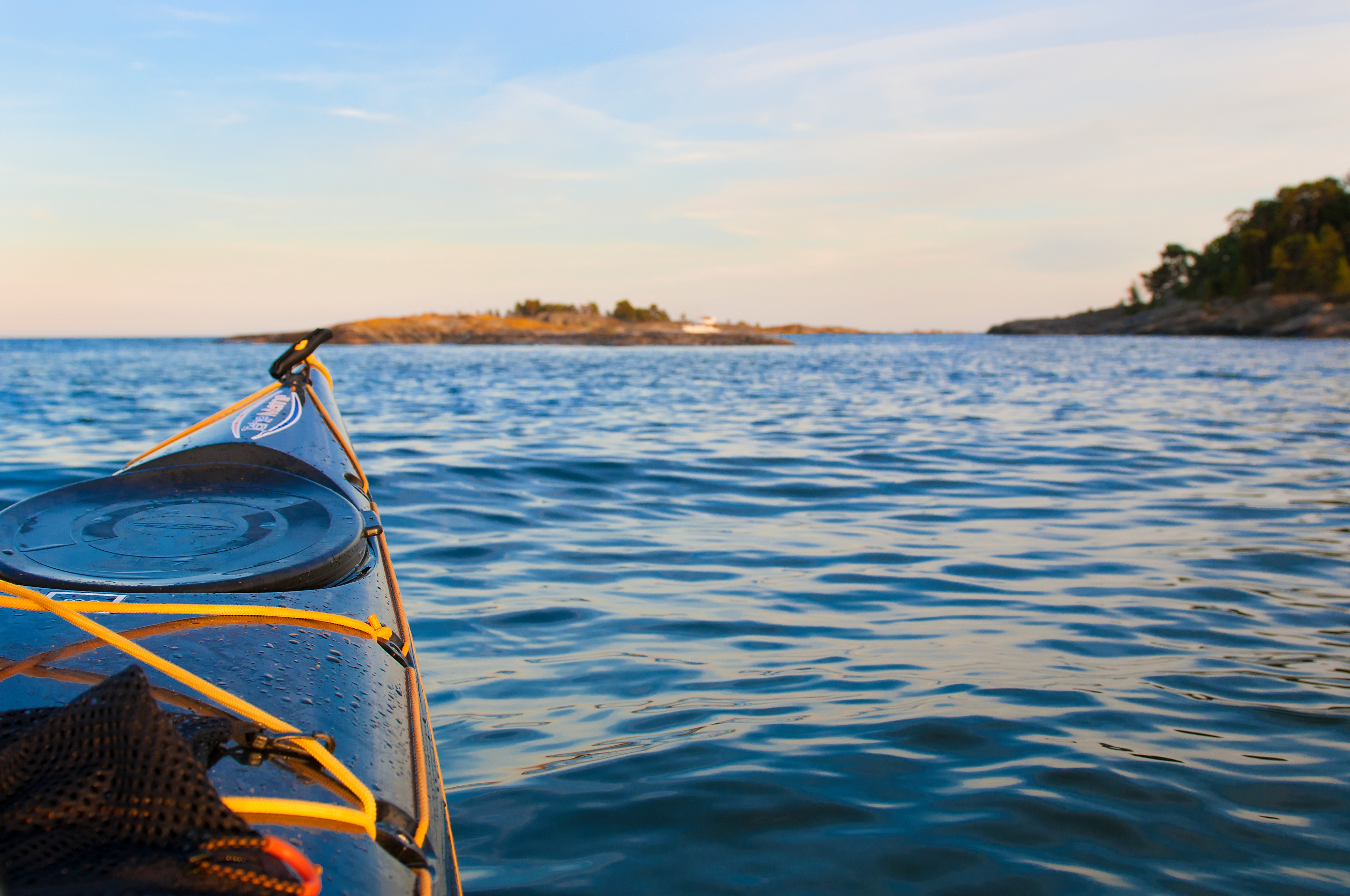 Bild visar utsikten &ouml;ver vattnet fr&aring;n en kajak