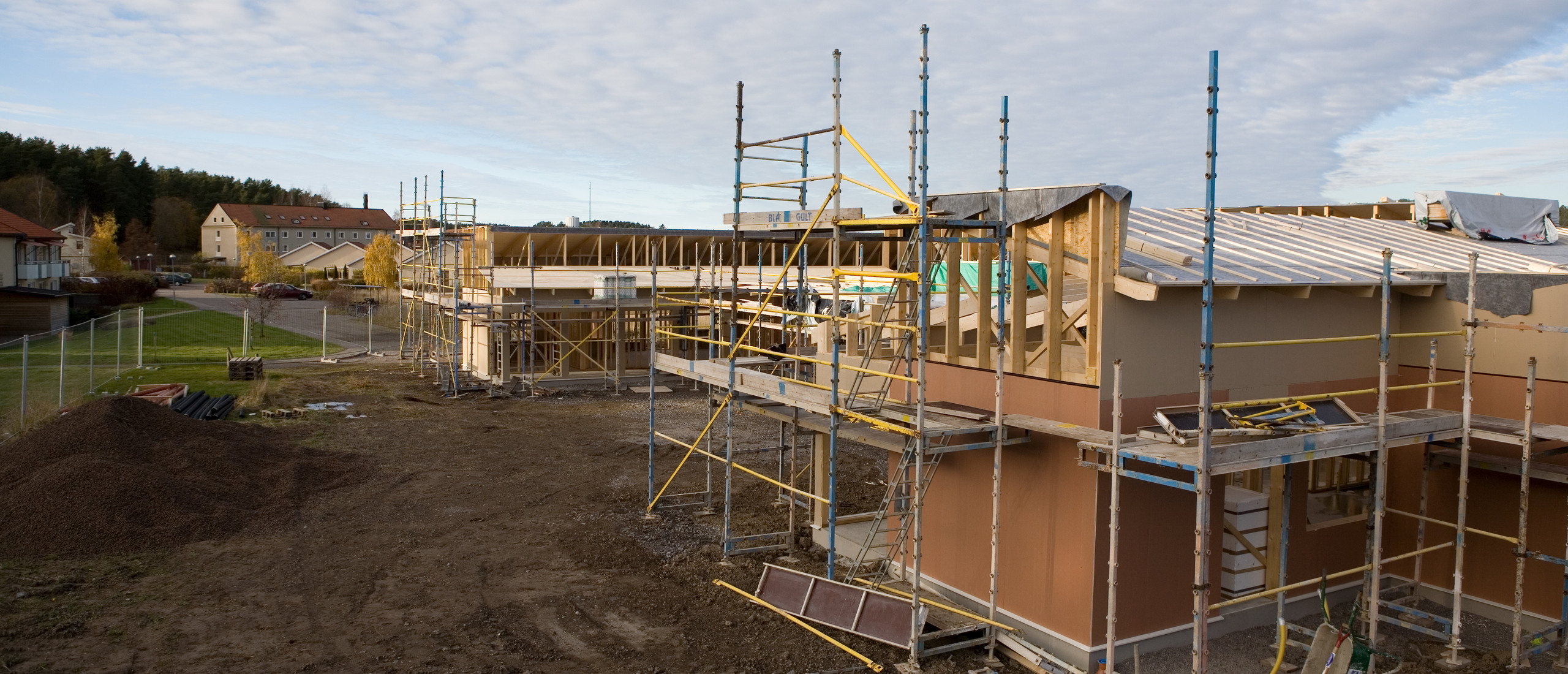 Foto på två hus som håller på att byggas