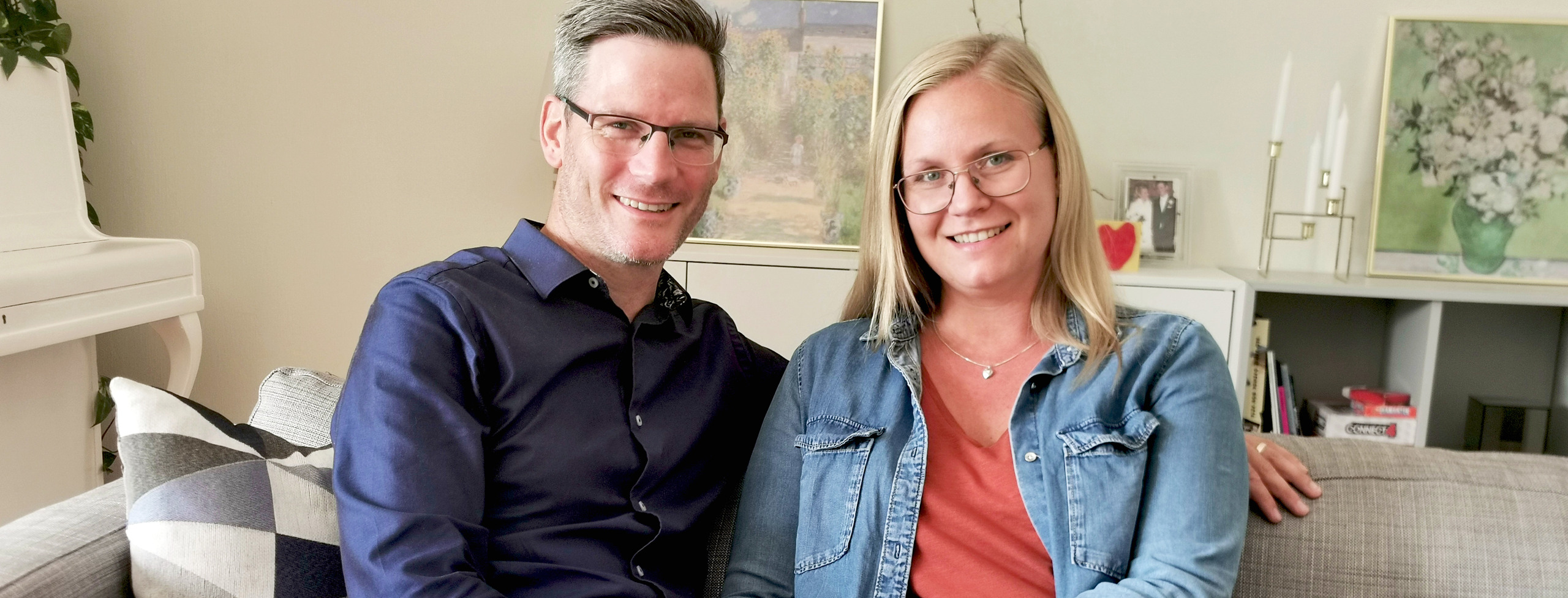 Bild på John och Caroline Johansson sittande i en soffa.