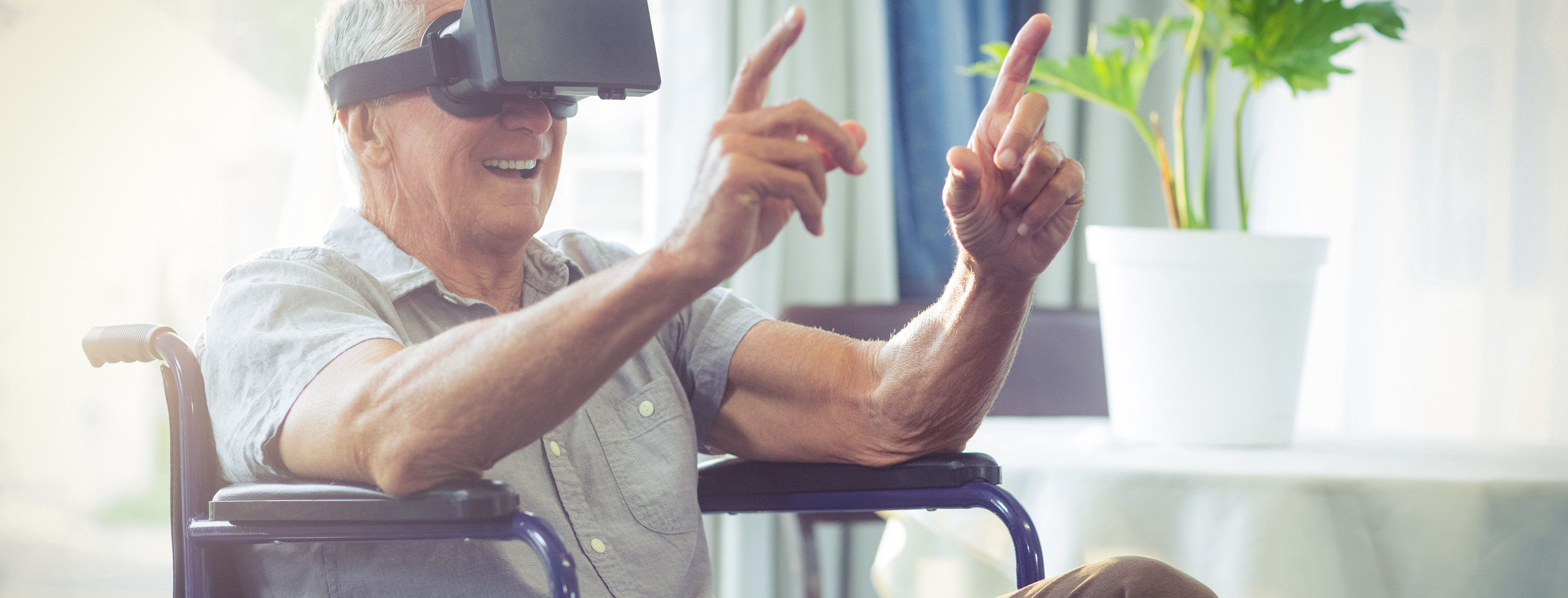 Äldre man med VR glasögon