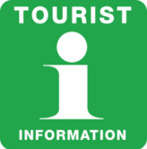 Grön skylt med ett i och texten tourist information (engelska för turistinformation)