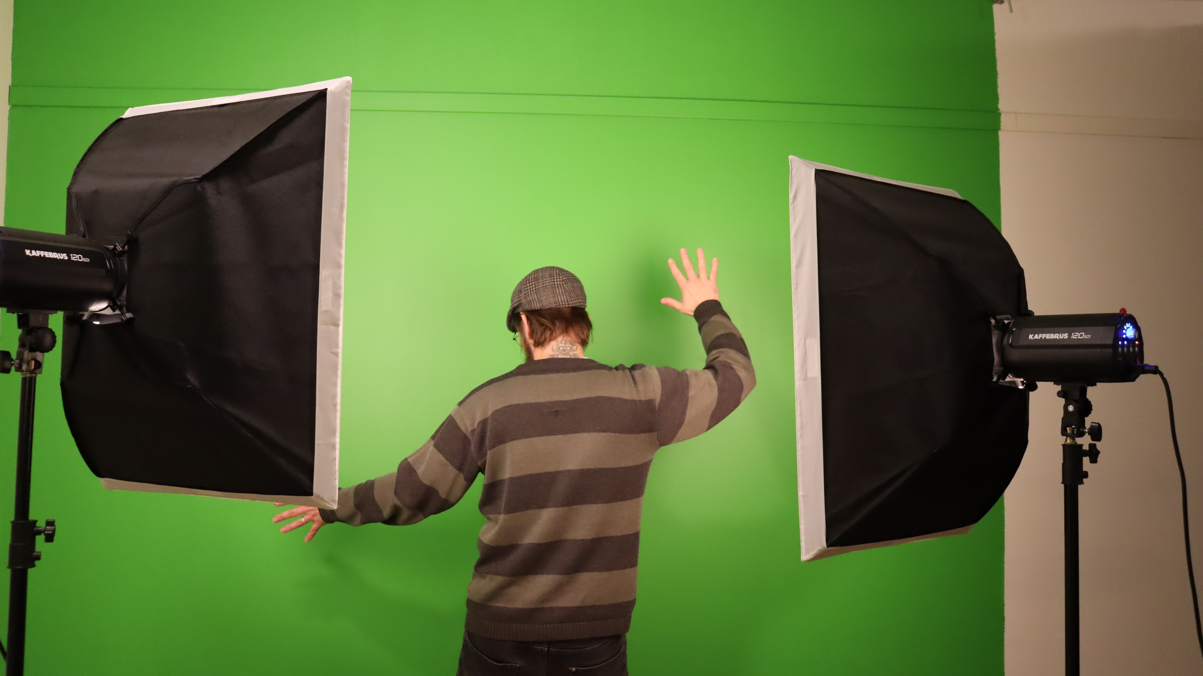Bilden visar en person som poserar framf&ouml;r en greenscreen