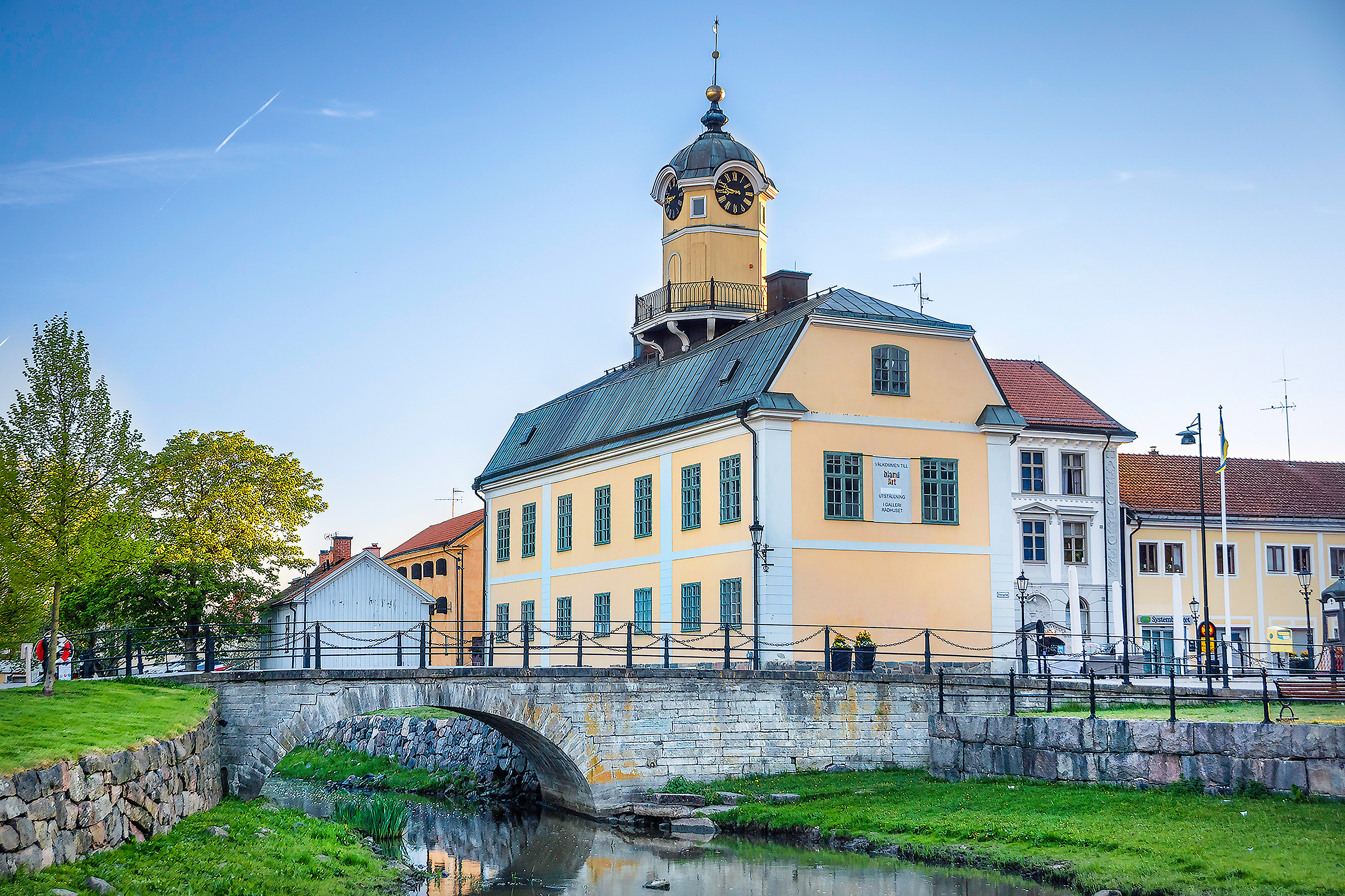 Bild visar r&aring;dhuset och r&aring;dhusbron som g&aring;r &ouml;ver &aring;n