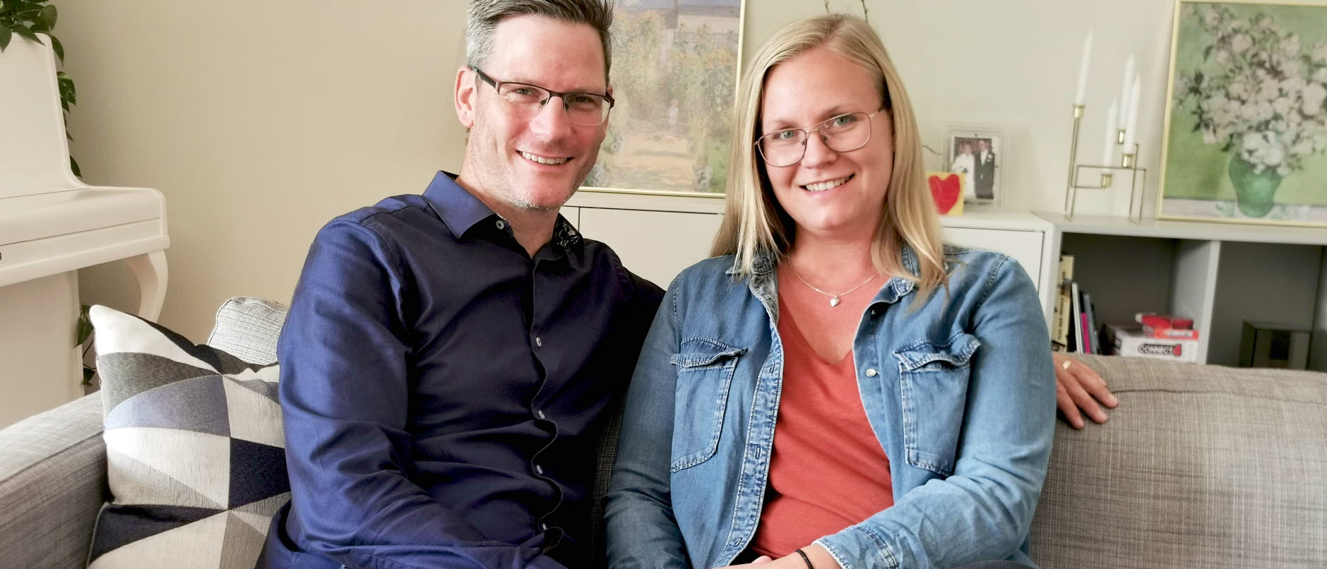 Bild på John och Caroline Johansson sittande i en soffa.