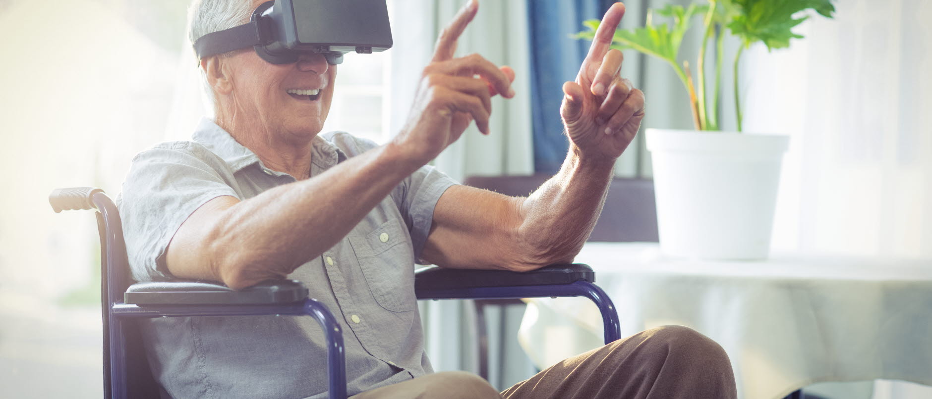 Äldre man med VR glasögon